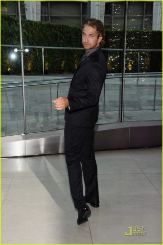 gerard-butler-cfda-fashion-awards-06.jpg