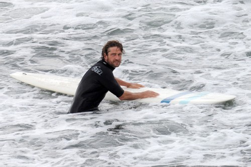 gerard-butler-surf-lessons-ocean-home-malibu-ca-08262011-05.jpg
