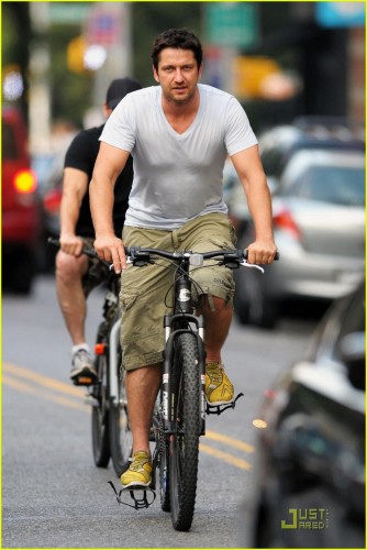 gerard-butler-bicycle-05.jpg