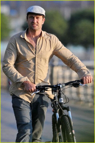 gerard-butler-bicycle-01.jpg