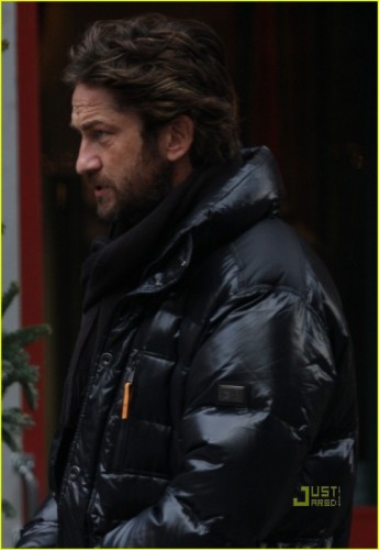 gerard-butler-west-village-walk-02-1.jpg