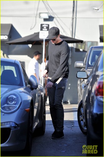 alexander-skarsgard-joans-on-third-lunch-03.jpg