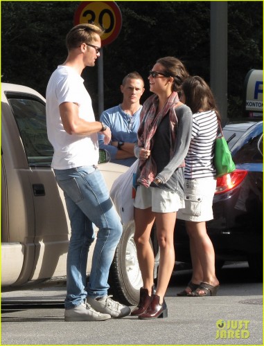 alexander-skarsgard-stockholm-lunch-with-alicia-vikander-02.jpg