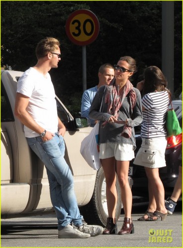 alexander-skarsgard-stockholm-lunch-with-alicia-vikander-03.jpg