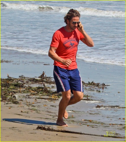 gerard-butler-strolls-the-beach-with-lolita-06 (1).jpg