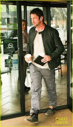 gerard-butler-steps-out-as-gods-of-egypt-casts-more-actors-01.jpg