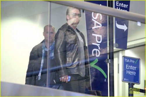 gerard-butler-light-packer-at-lax-airport-14.jpg