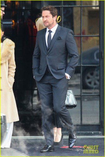 gerard-butler-scott-eastwood-front-row-fun-at-boss-show-09.jpg