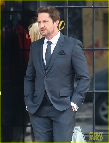 gerard-butler-scott-eastwood-front-row-fun-at-boss-show-10.jpg