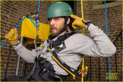 tom-hardy-ends-up-in-rope-training-course-while-supporting-royal-marines-03.jpg