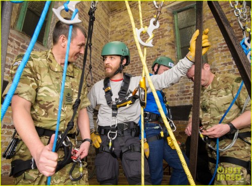 tom-hardy-ends-up-in-rope-training-course-while-supporting-royal-marines-01.jpg