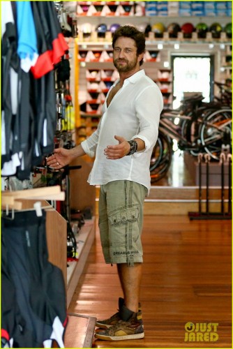 gerard-butler-gives-us-a-peek-of-his-shirtless-torso-18.jpg