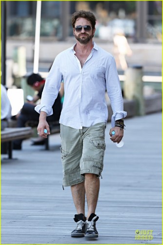 gerard-butler-crashed-bachelorette-party-in-australia-01.jpg