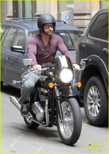 gerard-butler-shirt-barely-contain-huge-muscles-01.jpg