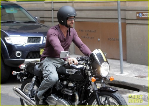 gerard-butler-shirt-barely-contain-huge-muscles-14.jpg