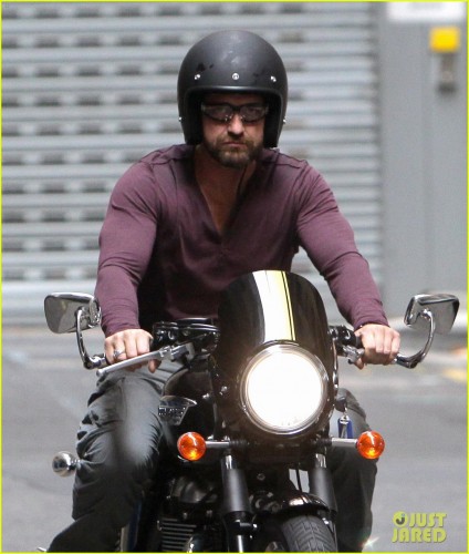 gerard-butler-shirt-barely-contain-huge-muscles-02.jpg