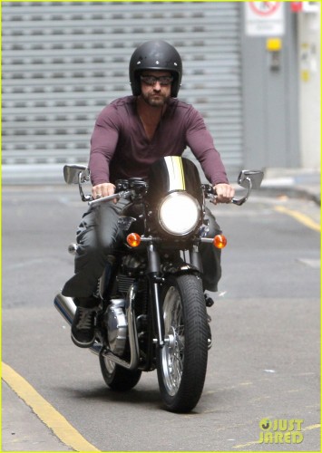 gerard-butler-shirt-barely-contain-huge-muscles-06.jpg