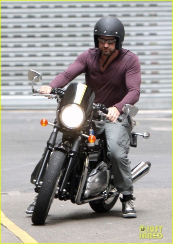 gerard-butler-shirt-barely-contain-huge-muscles-05.jpg