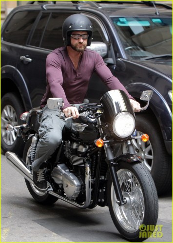 gerard-butler-shirt-barely-contain-huge-muscles-13.jpg