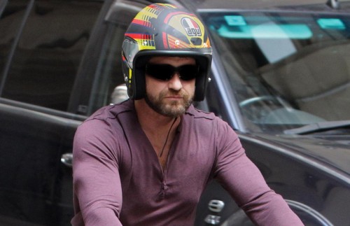 gerard-butler-shirt-barely-contain-huge-muscles-04 копия.jpg
