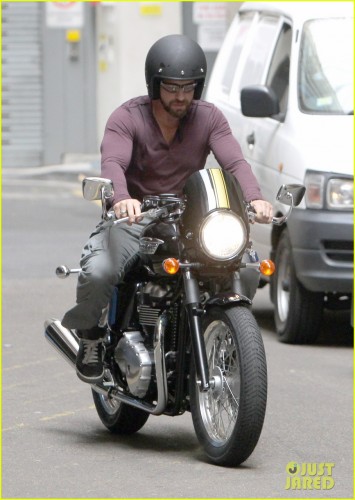 gerard-butler-shirt-barely-contain-huge-muscles-07.jpg