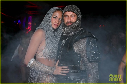 gerard-butler-knight-on-halloween-02.jpg