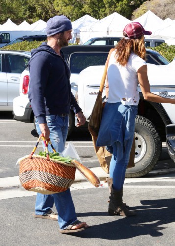 gerard_butler_y_su_chica_en_malibu.jpg