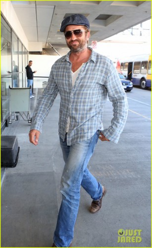 gerard-butler-takes-the-skies-after-halloween-fun-08.jpg
