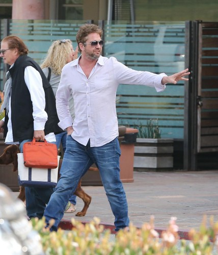 gerard-butler-chills-with-a-female-friend-in-la-07.jpg