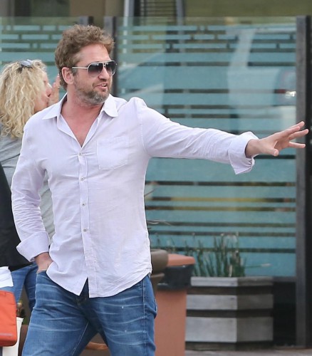 gerard-butler-chills-with-a-female-friend-in-la-09.jpg