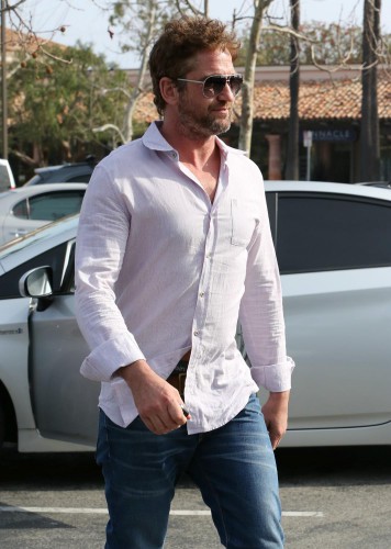 gerard-butler-chills-with-a-female-friend-in-la-10.jpg