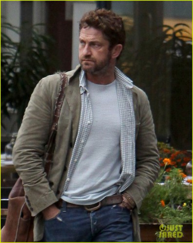 gerard-butler-chasing-mavericks-bonded-with-leven-rambin-during-surfing-lessons-02.jpg