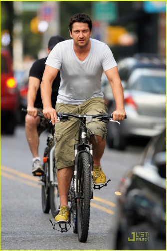 gerard-butler-bicycle-051.jpg