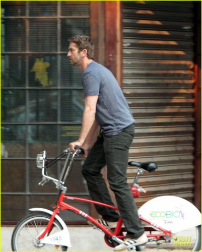 gerard-butler-bike-riding-in-mexico-08.jpg