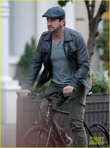 gerard-butler-parties-gangnam-style-with-psy-03.jpg