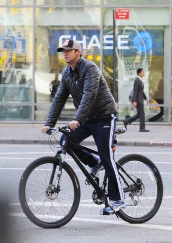lone+Gerard+Butler+turns+40+week+seen+out+9tUc79Gl-ykl.jpg
