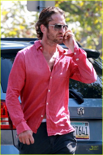 gerard-butler-wet-hair-breakfast-01.jpg