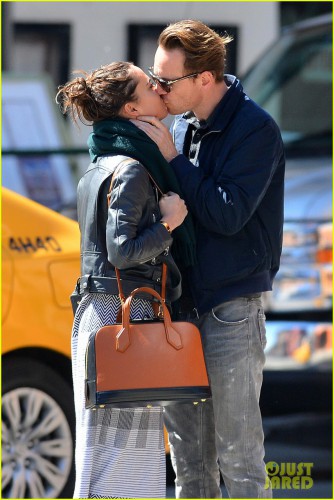 michael-fassbender-makes-out-with-girlfriend-in-nyc-01.jpg
