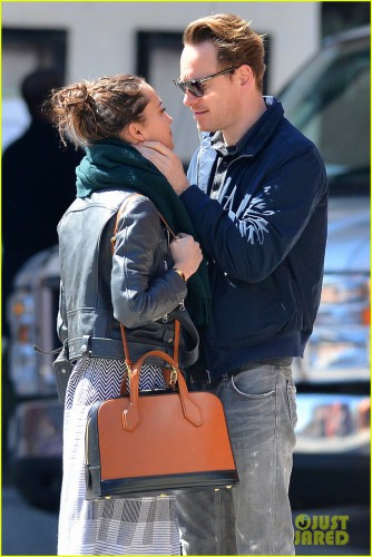 michael-fassbender-makes-out-with-girlfriend-in-nyc-03.jpg