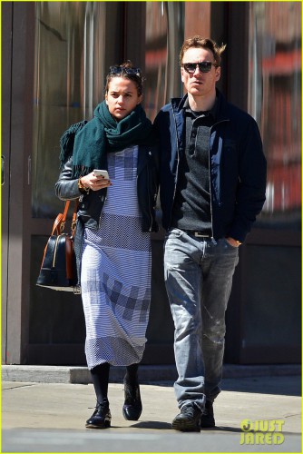 michael-fassbender-makes-out-with-girlfriend-in-nyc-04.jpg