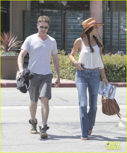 gerard-butler-packs-on-pda-with-girlfriend-morgan-brown-03.JPG