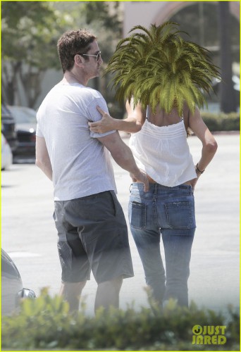 gerard-butler-packs-on-pda-with-girlfriend-morgan-brown-05.jpg