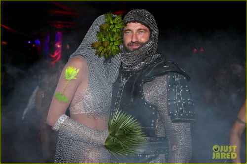 gerard-butler-knight-on-halloween-02.jpg