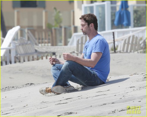 gerard-butler-meditates-on-malibu-beach-02.JPG