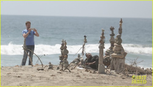 gerard-butler-meditates-on-malibu-beach-07.JPG