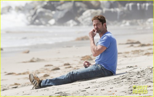 gerard-butler-meditates-on-malibu-beach-20.JPG