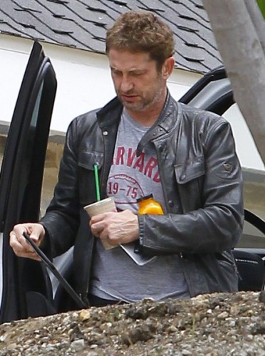 Gerard+Butler+Returning+Home+Malibu+uxaT4kZswPKl.jpg