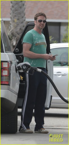 gerard-butler-shows-off-muscles-in-tight-t-shirt-12.JPG