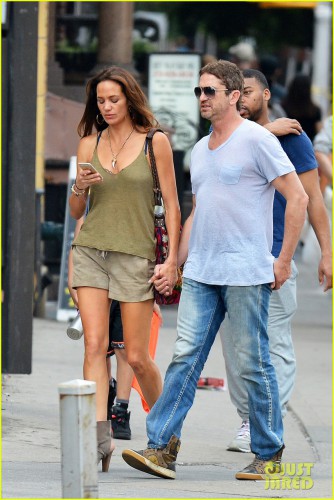 gerard-butler-girlfriend-morgan-brown-show-some-major-pda-04.jpg