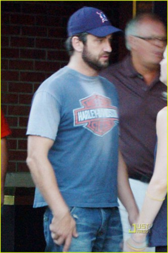 gerard-butler-detroit-hotel-preacher-02.jpg